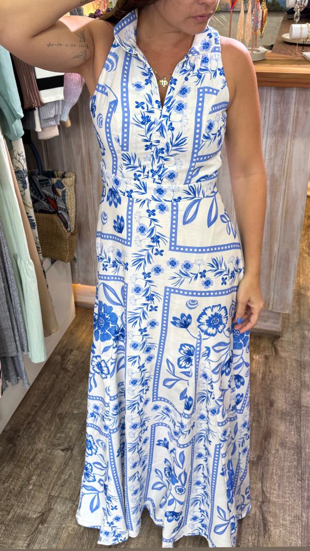 Vestido blanco colombiano con estampado de flores azules y cuello