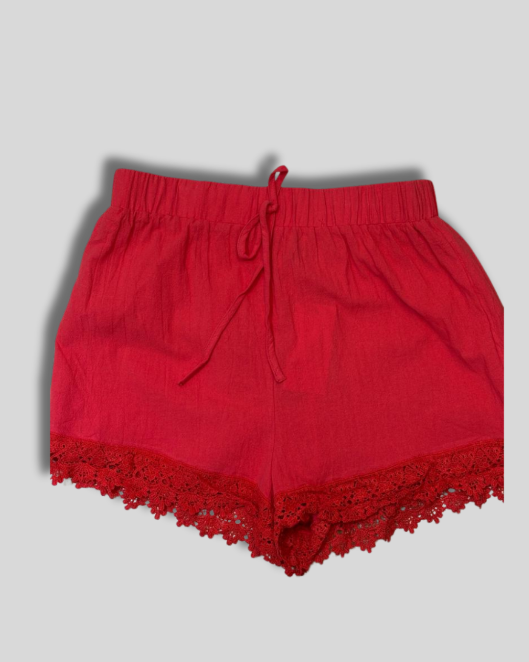 Short rojo con encaje