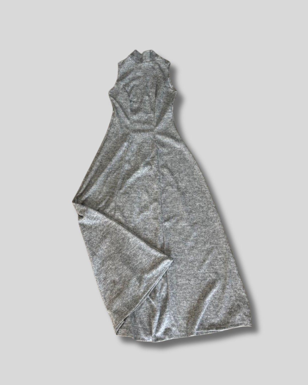Vestido gris largo cuello alto