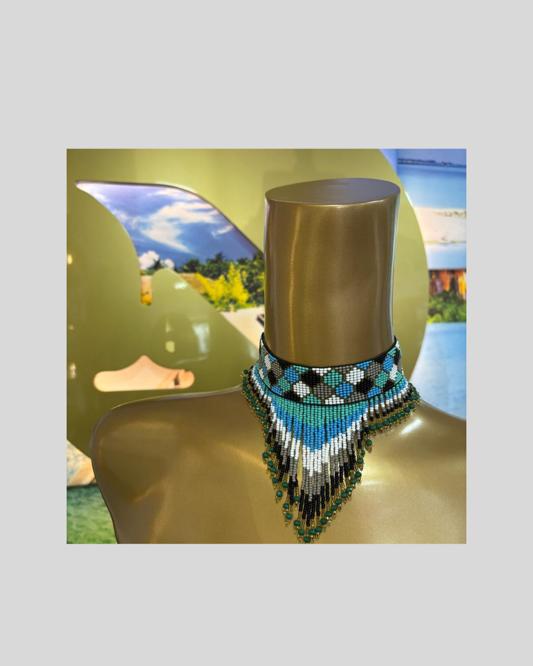 Collar V con azul, verde y negro