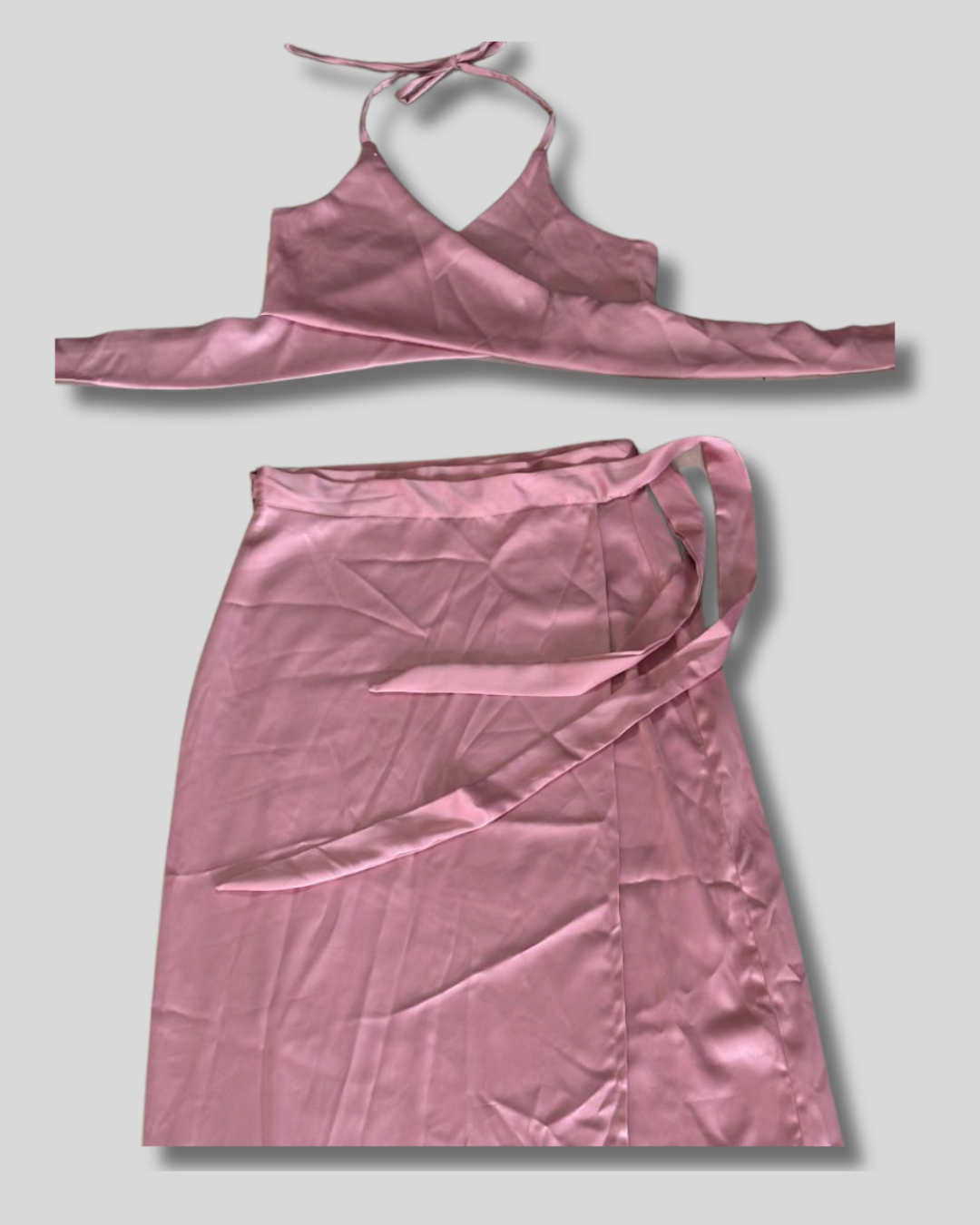 Conjunto de seda rosado con falda y top cruzado