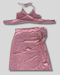 Conjunto de seda rosado con falda y top cruzado