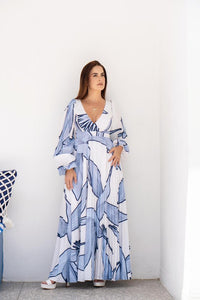 Vestido blanco manga larga colombiano con hojas azules y tela plegada