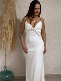 Vestido blanco largo colombiano con aros dorados