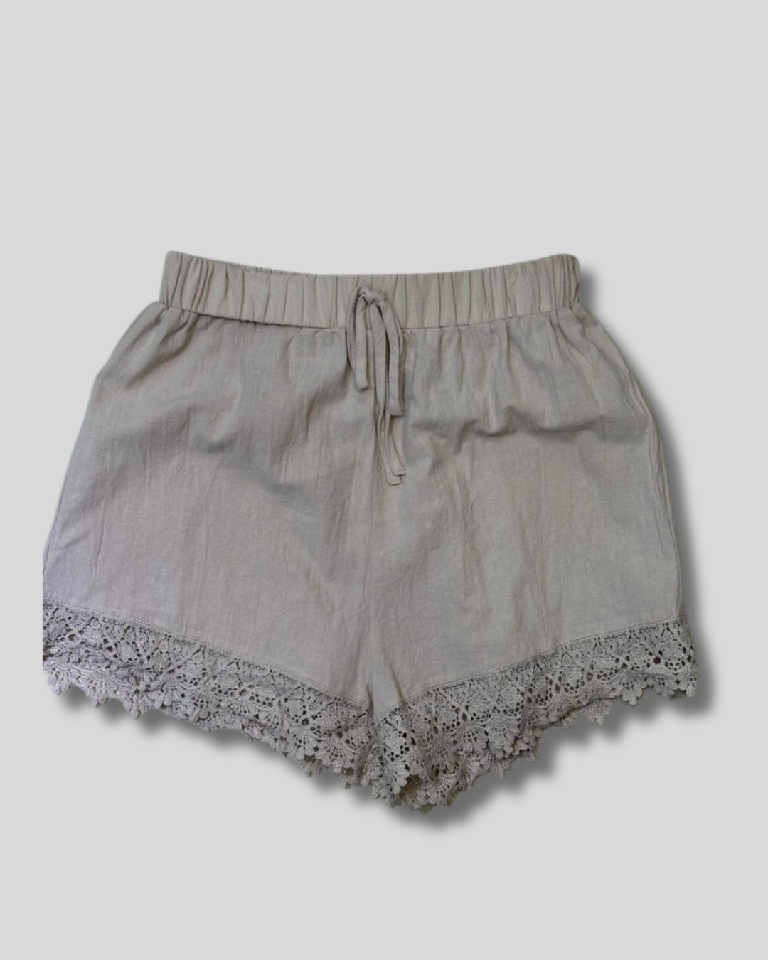 Short crema con encaje