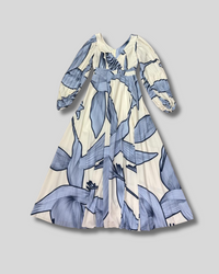 Vestido blanco manga larga colombiano con hojas azules y tela plegada