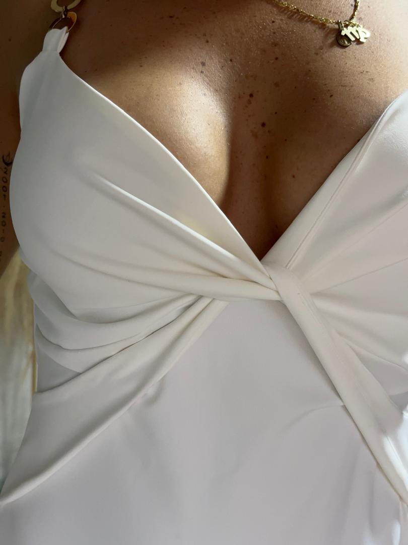 Vestido blanco largo colombiano con aros dorados