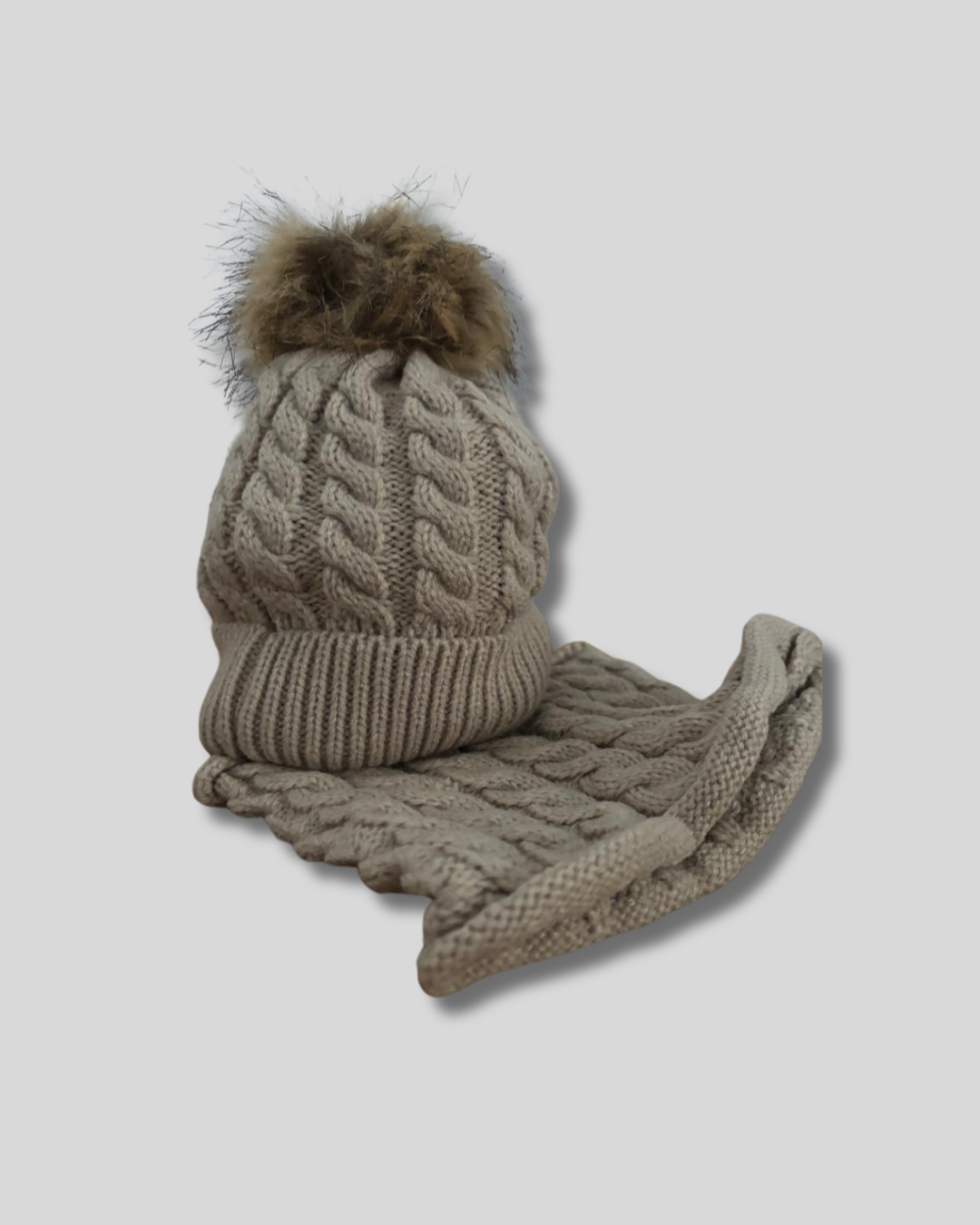 Gorro tejido crema con borla