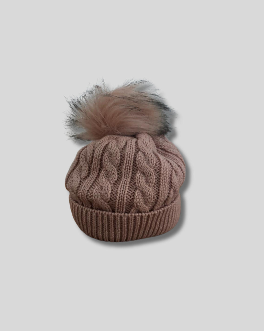 Gorro tejido con borla rosado
