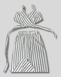 Conjunto largo de rayas y top cruzado