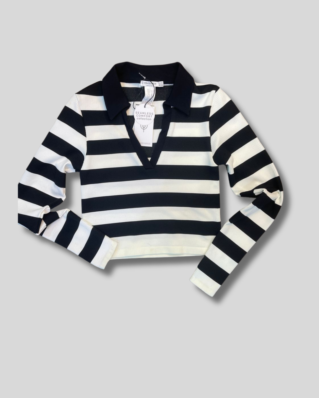 Camisa de cuello con franjas negras
