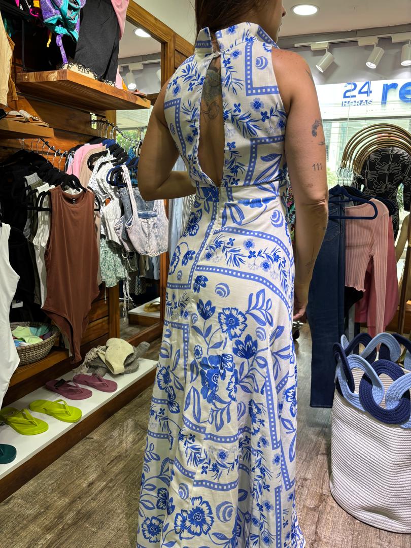 Vestido blanco colombiano con estampado de flores azules y cuello