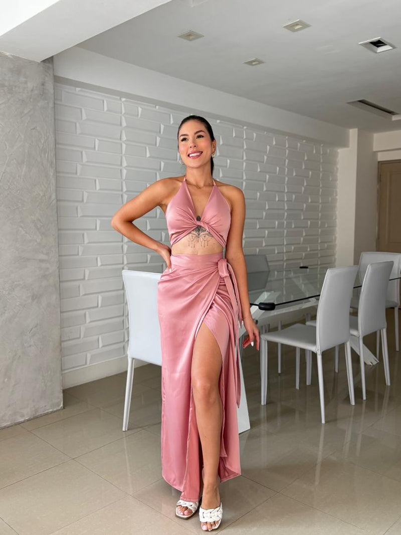 Conjunto de seda rosado con falda y top cruzado