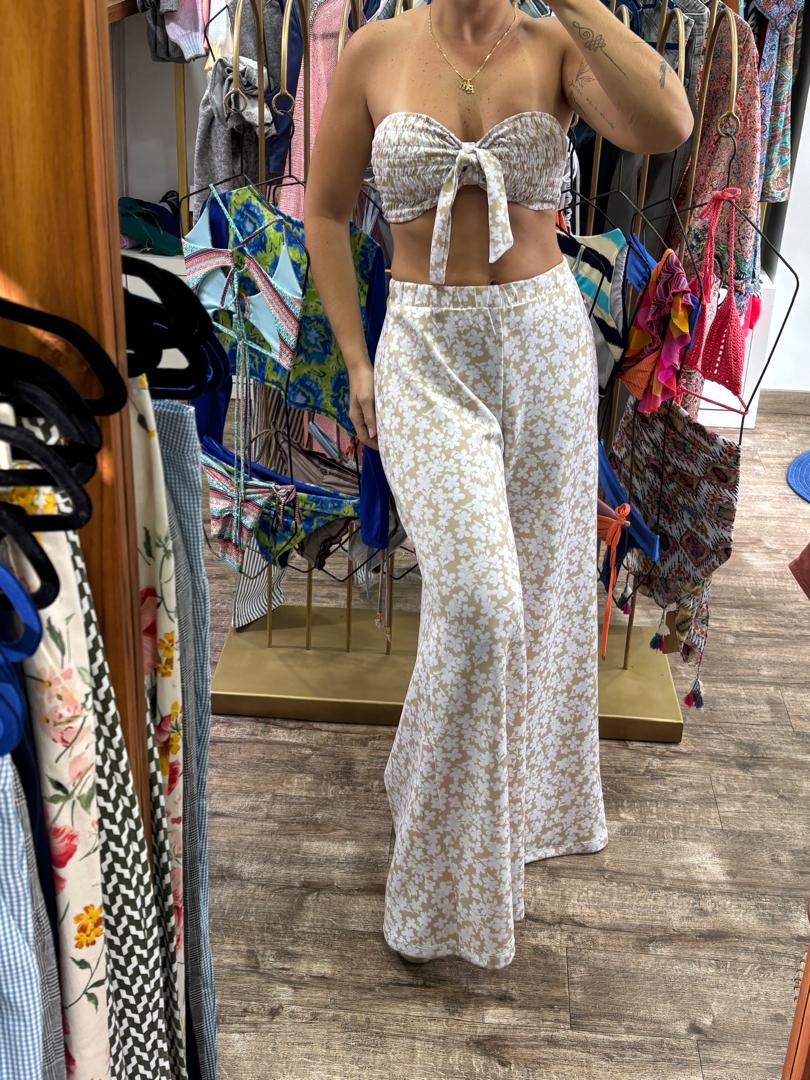 Conjunto de pantalón y top de flores
