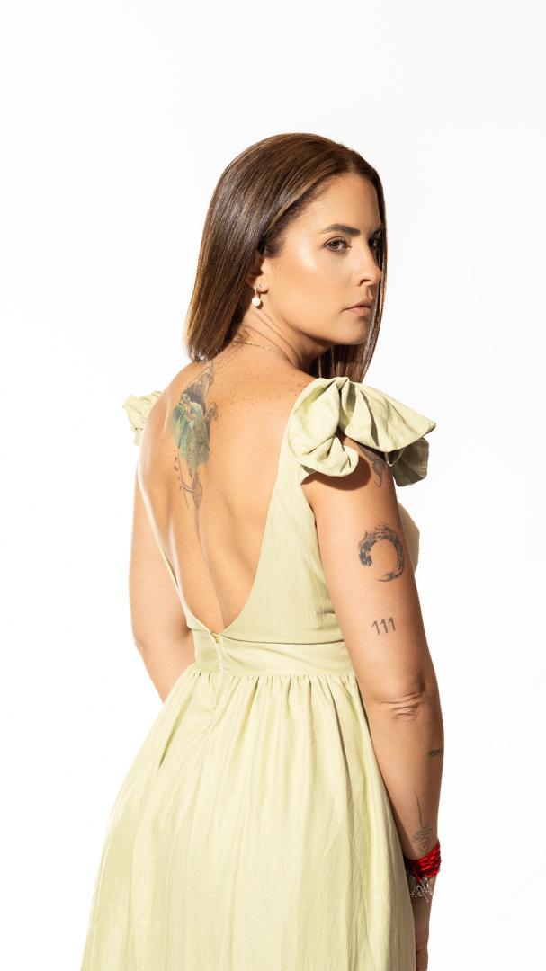 Vestido largo colombiano verde menta con volantes en hombros y espalda descubierta