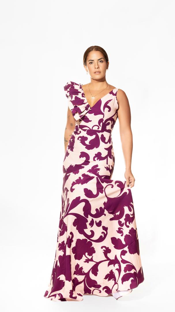 Vestido blanco largo colombiano con flores y volantes en el hombro