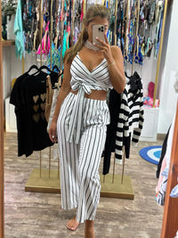 Conjunto largo de rayas y top cruzado